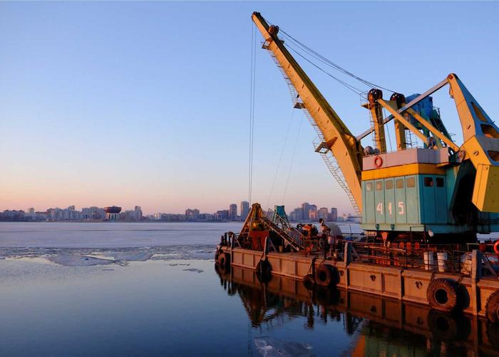 2026赛季足球比赛现场全景，球员在绿茵场上激烈拼抢，观众席座无虚席，展现篮箭体育实时赛况直播场景